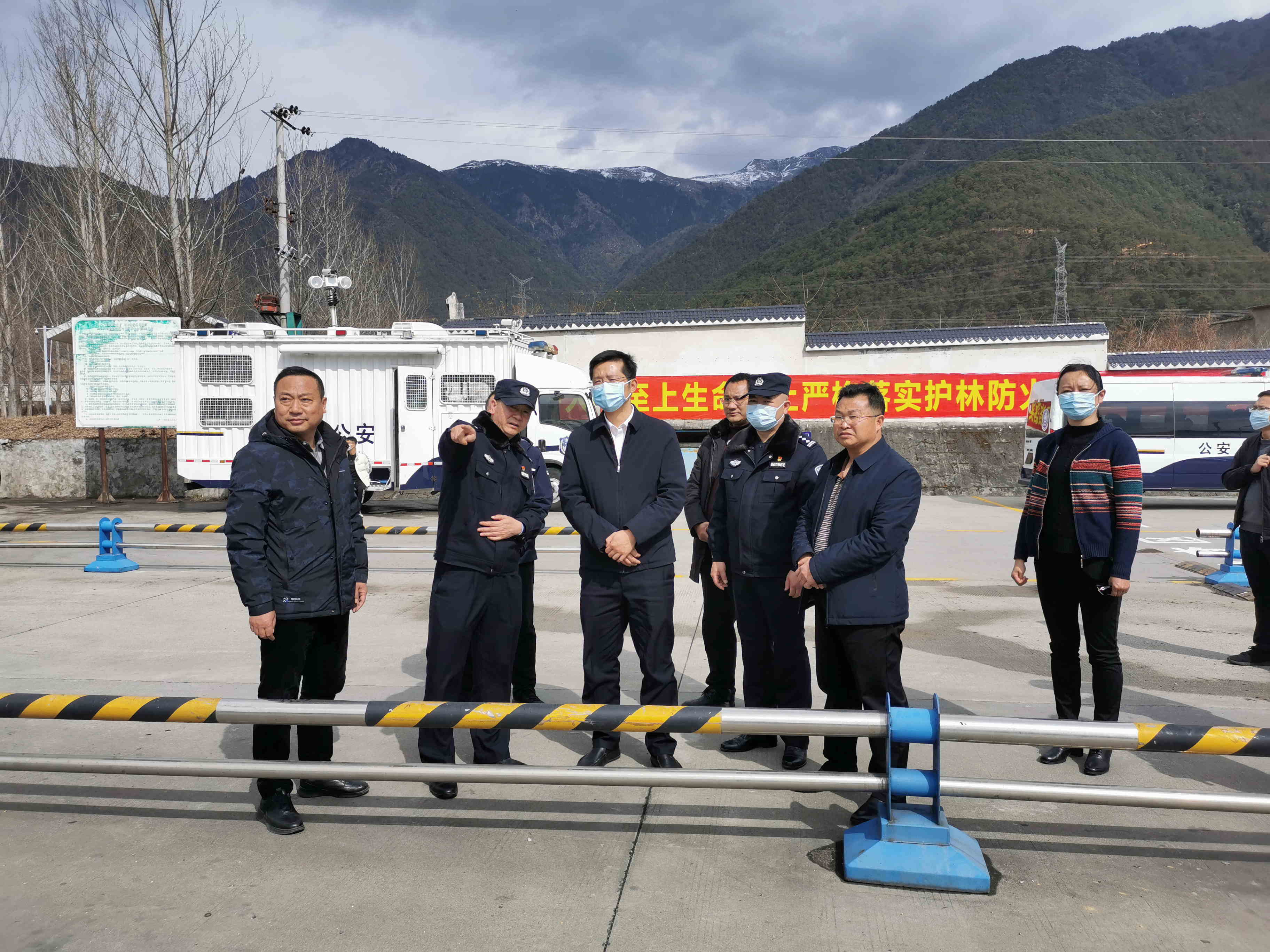 实地调研后,在冕宁县政务中心7楼会议室召开了座谈会,县委副书记,县长